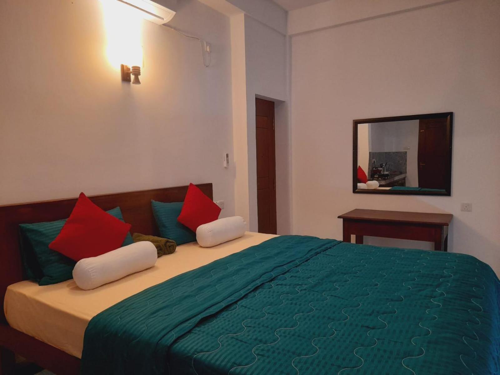 Blue Whales Hotel Hikkaduwa Exterior photo