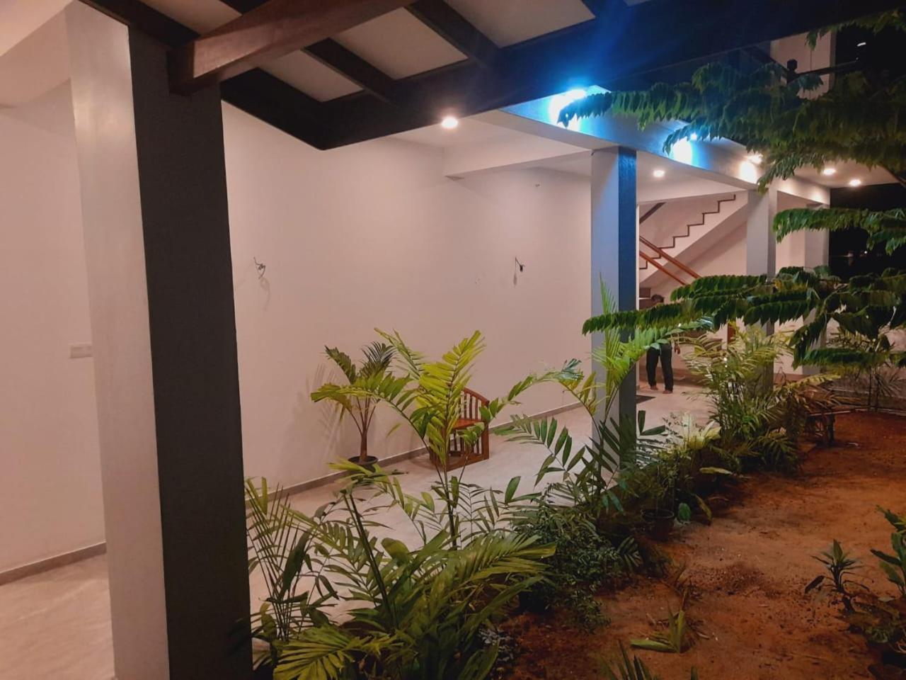 Blue Whales Hotel Hikkaduwa Exterior photo