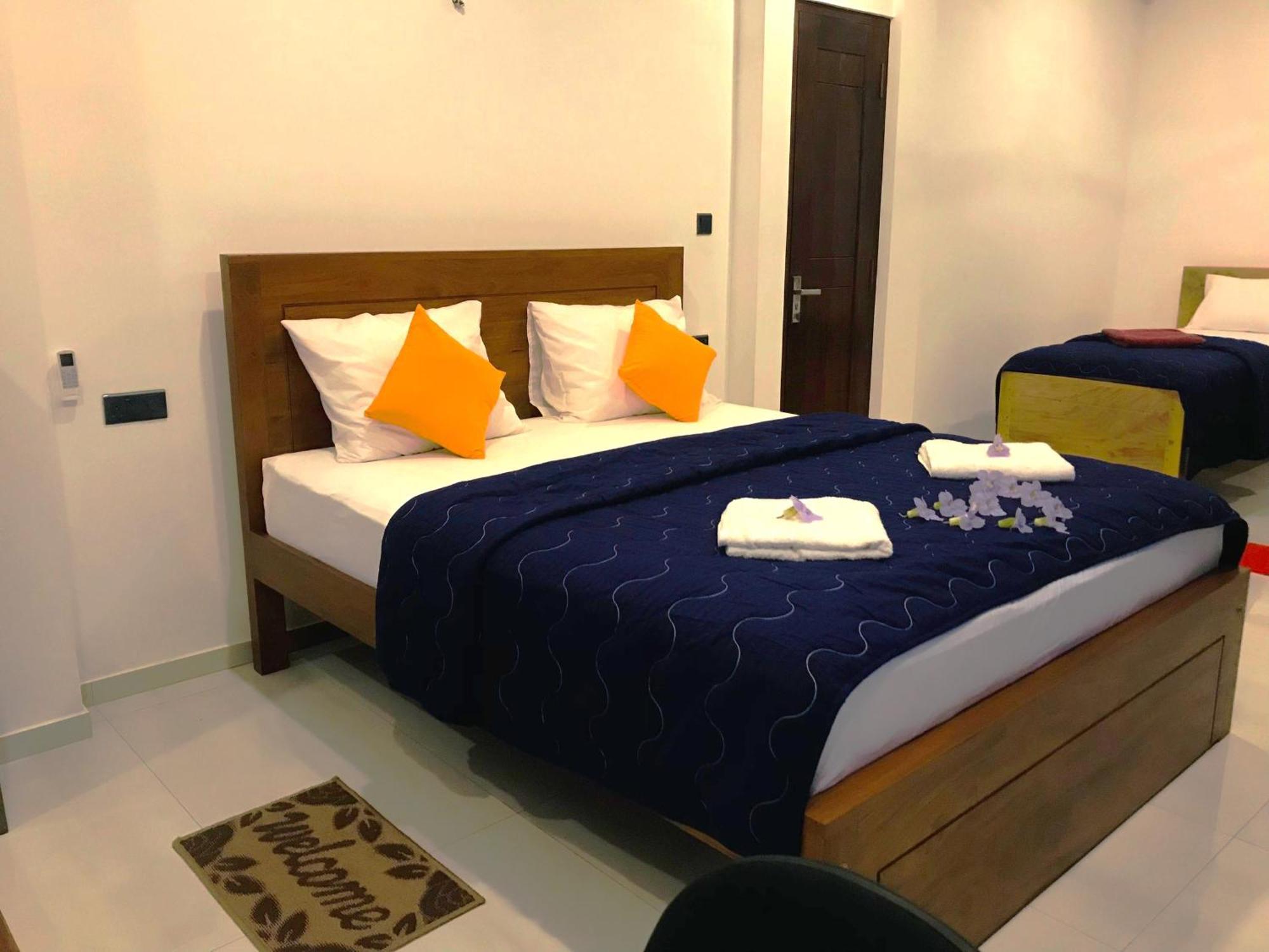 Blue Whales Hotel Hikkaduwa Exterior photo